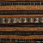기니비사우에서 가장 인기 있는 기념품 - A vibrant and detailed close-up of traditional Bissau-Guinean bogolan textile fabric, showcasing han...